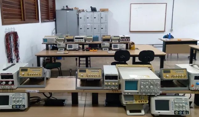 Bancadas e equipamentos do Laboratório de Eletrônica do IFMA Imperatriz