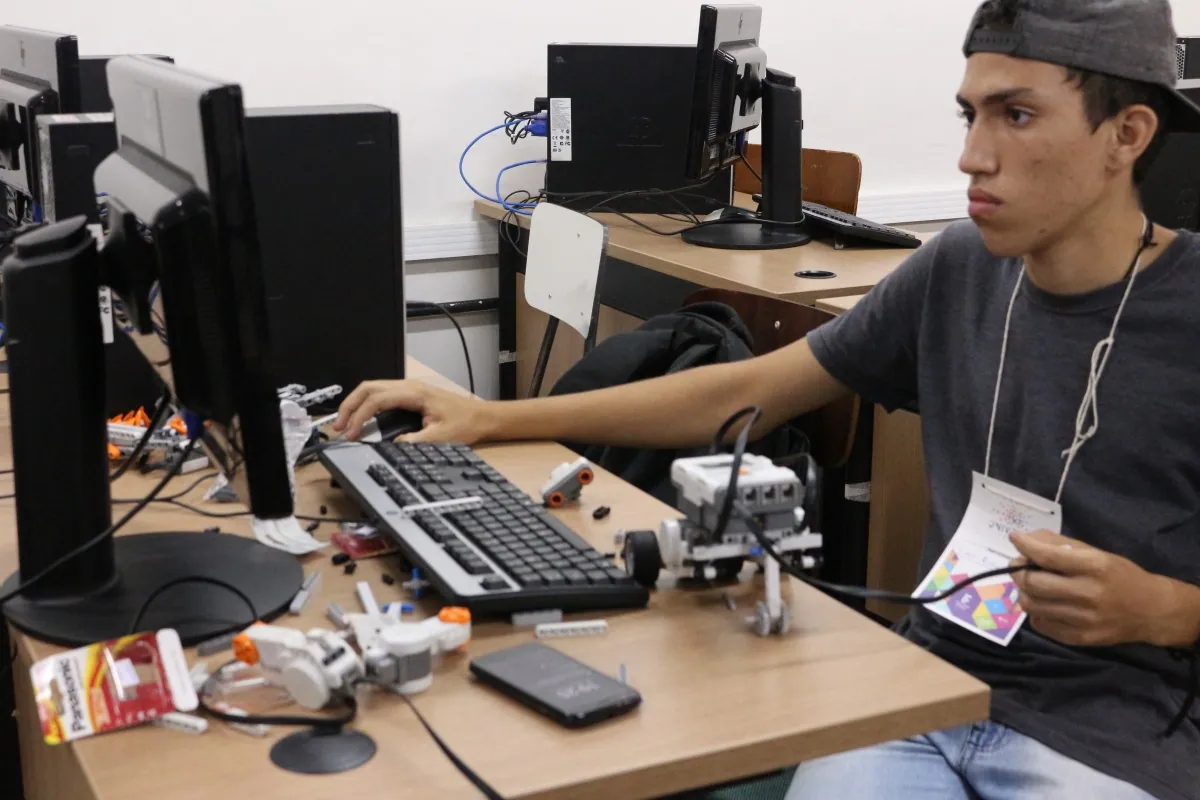 Estudante participa de oficina de robótica no laboratório do IFMA Imperatriz