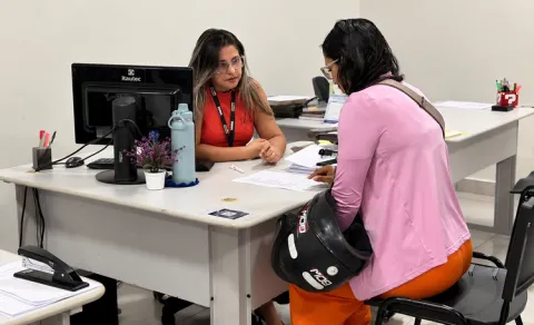 Atendimento presencial em uma mesa do SINE Municipal.